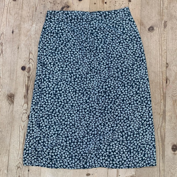 “Divided” by H&M skirt ladies size 8. Forest Green with Off-White Flowers & Slit - Picture 1 of 15